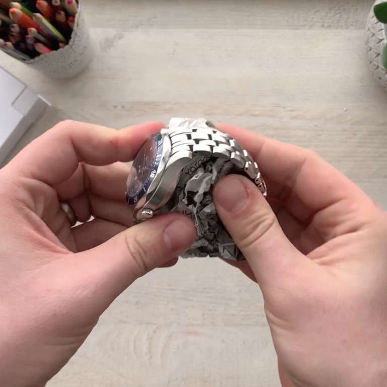 Vystuženie vnútra hodiniek pred zabalením