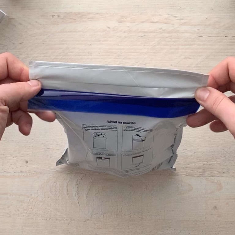 Vloženie hodiniek a sprievodného listu do obálky