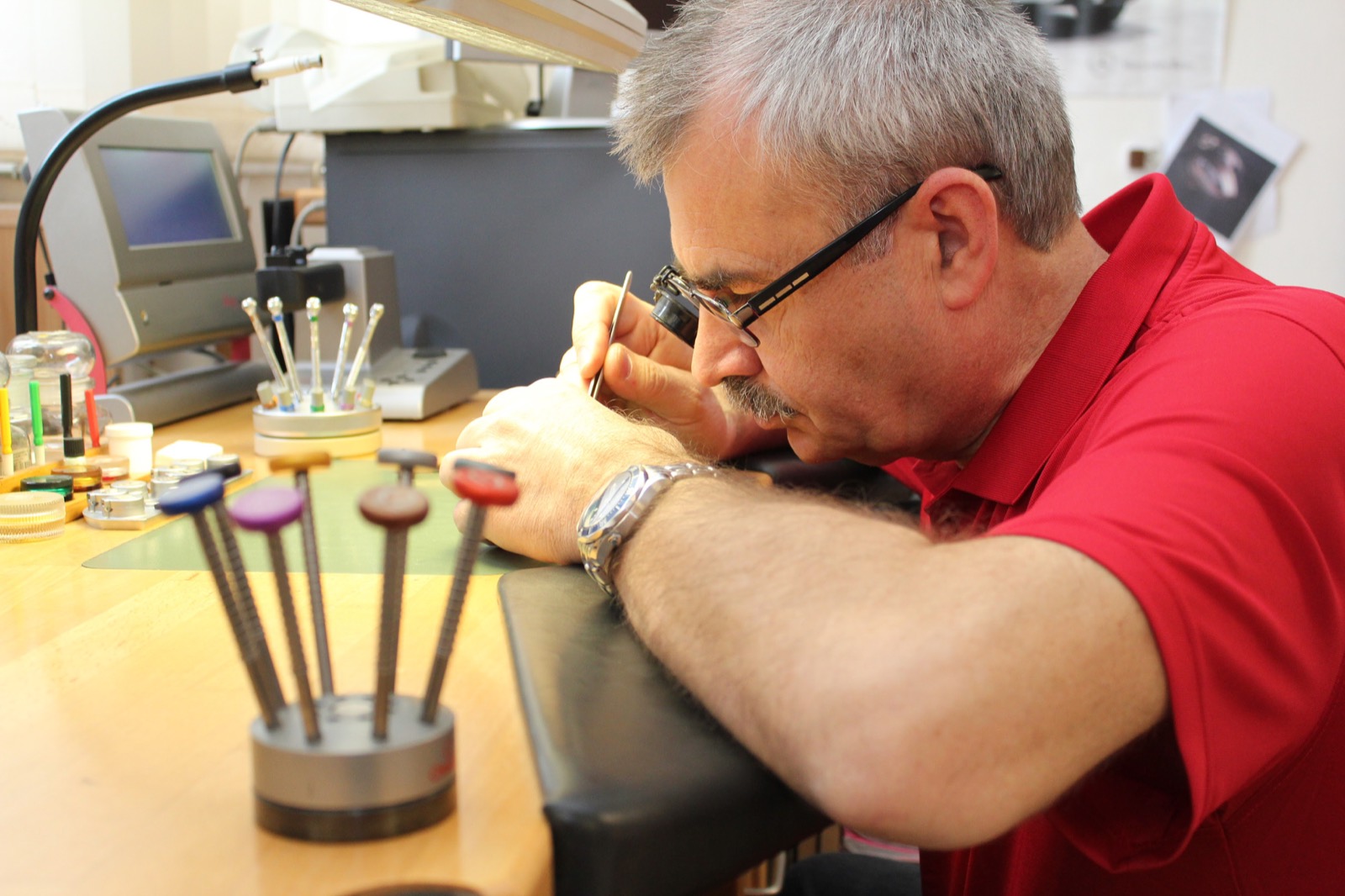 Alexander Nagy v hodinárskej dielni