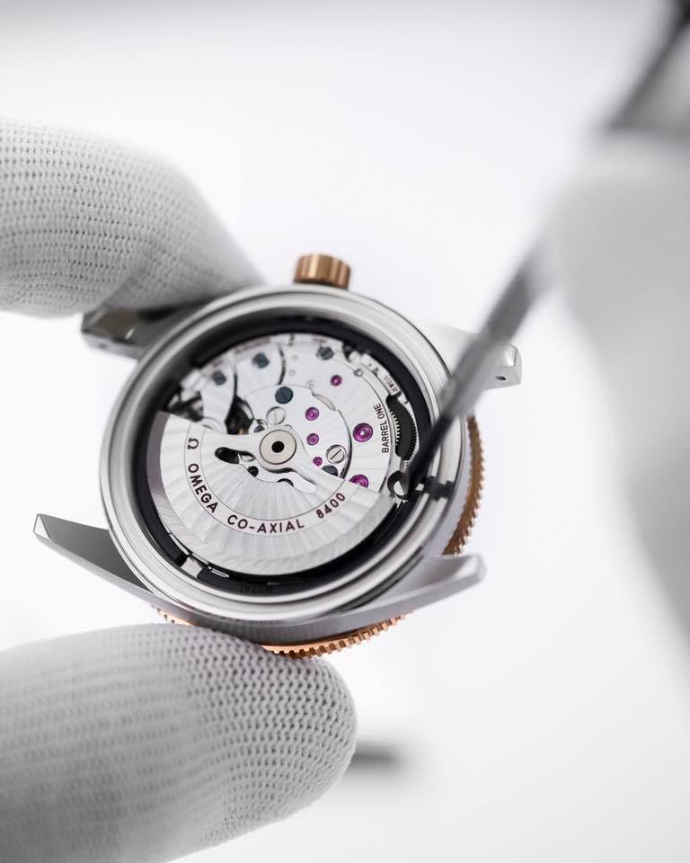 Detail hodiniek Omega v hodinárskom servise Alexander Nagy