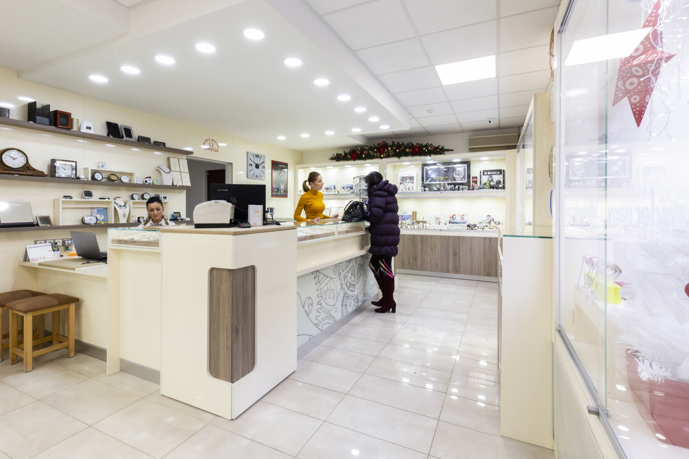 Interiér predajne Alexander Nagy s obsluhou zákazníka